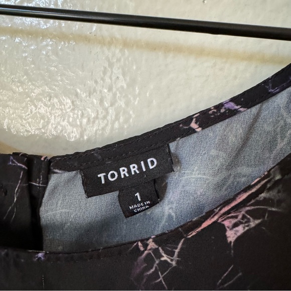 Torrid | Printed Abbey Button Back Blouse - Picture 3 of 7